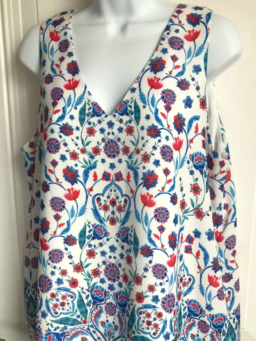 🔴 4/$15 Adrienne Vittadini Women’s L White Red Blue Floral V-Neck Tank Top EUC - Picture 9 of 14